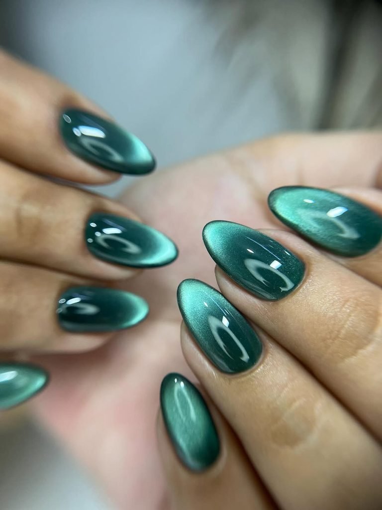 emerald green magnetic cat eye gel polish on oval manicured nails