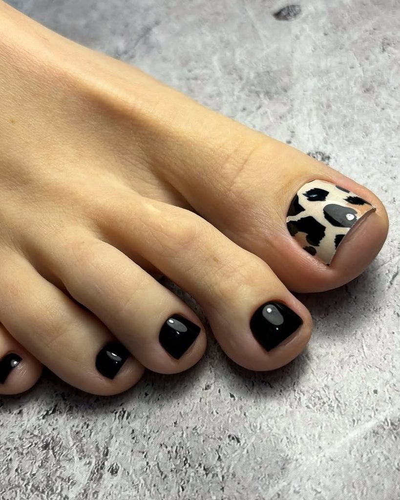 black pedicure with a leopard print accent on the big summer toe nails